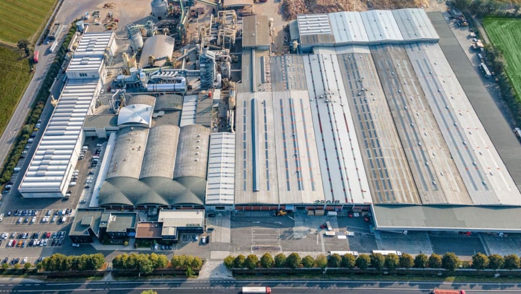 W grudniu 2022 roku Egger nabył większościowy pakiet udziałów w SAIB w Caorso (Włochy). W firmie liczą, że zwiększy to sprzedaż Grupy Egger.