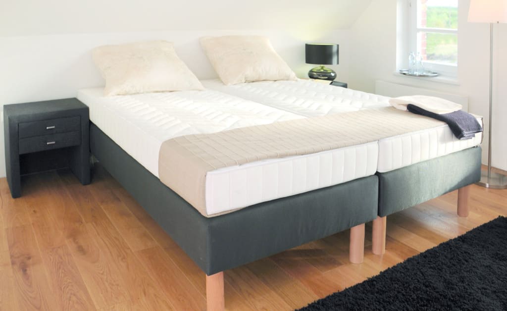 „Zestaw hotelowy 2” to propozycja Fabryki Materaców Relaks. Baza łóżka to „Box Classic”, tapicerowany w tkaninie trudnopalnej „Carla Fine”.