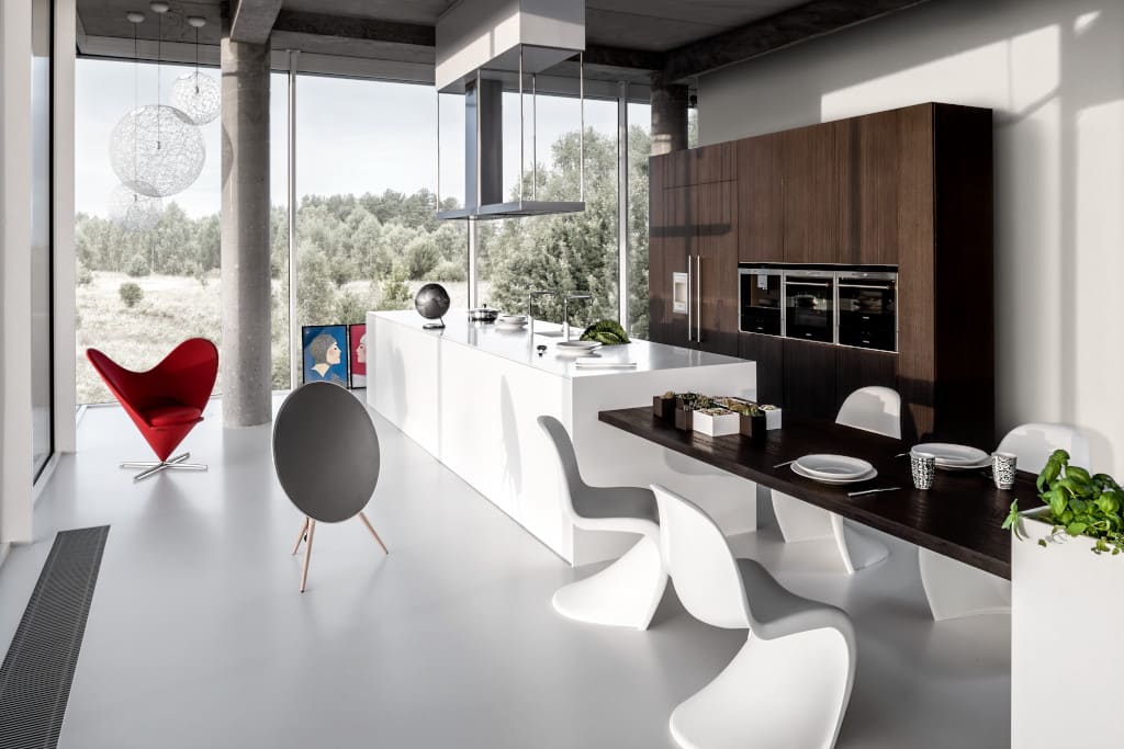 Model „016” firmy Zajc Kuchnie. Blat i dwa zintegrowane z nim zlewozmywaki wykonano z „Corianu”, a fronty szafek wykończone są w białym, matowym lakierze.