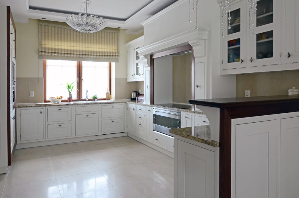 Kuchenna zabudowa w kształcie litery G: firma Akan, linia „Classic”. Fronty mebli wykonane są z litego drewna olchowego i malowane natryskowo przy użyciu wysokiej jakości farb angielskich.