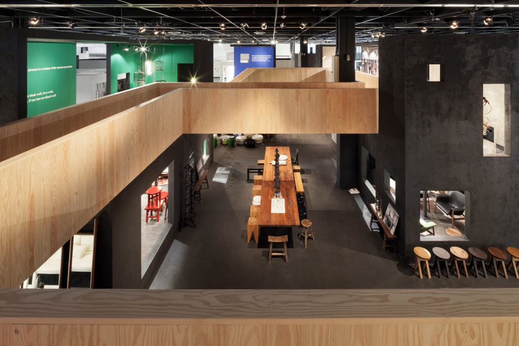 Zaprojektowany przez Neri & Hu solidny balkon-korytarz oraz wiodące na piętro schody, wykonała firma Dinesen z drewna daglezji. Stąd rozciąga się najlepszy widok na mieszkaniową instalację.