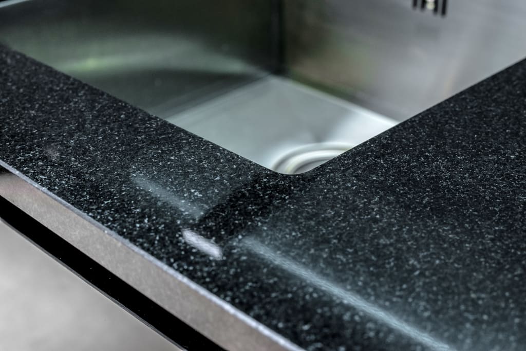 Prezentowany blat firmy Cavastone.pl wykonany został z czarnego granitu o grubości 2 cm.