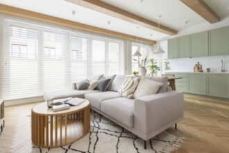 Boho i zieleń w apartamencie na Pradze.