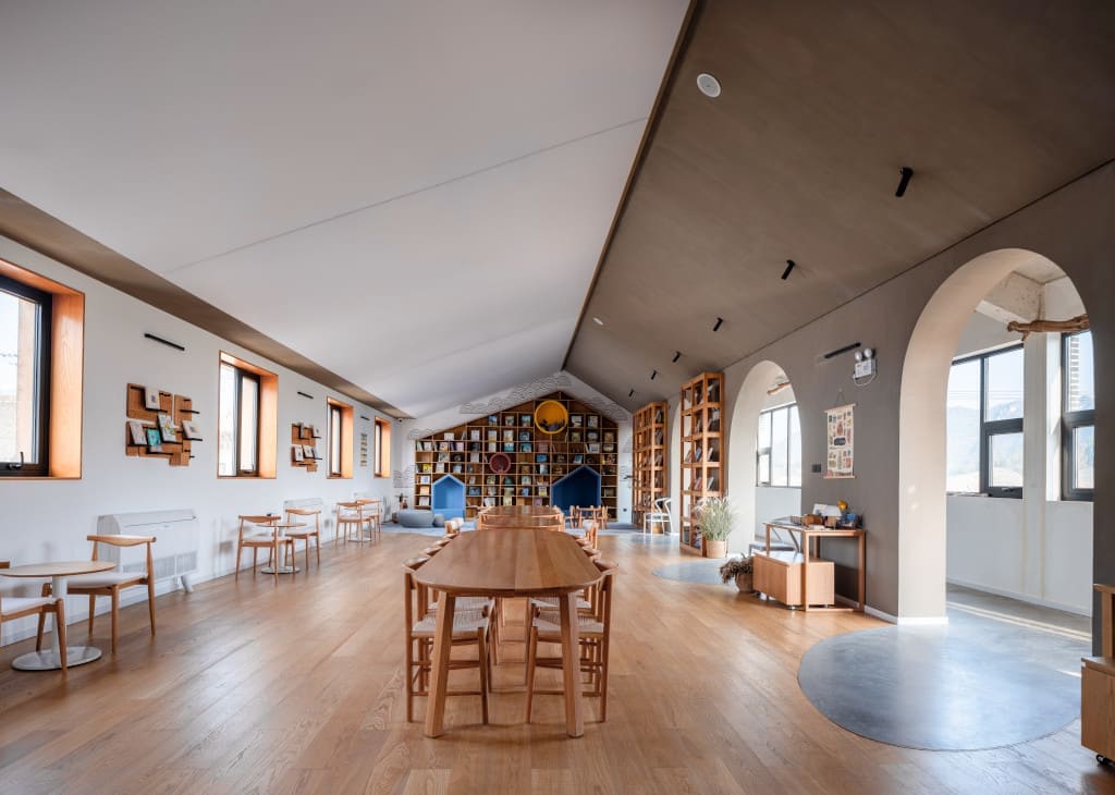 Pierwotny budynek komitetu wiejskiego w Chinach składał się z pięciu jednopiętrowych łuków i ganków, spadzistych dachów i ceglanych ścian, które wcześniej były nieco ukryte przed mieszkańcami wsi.