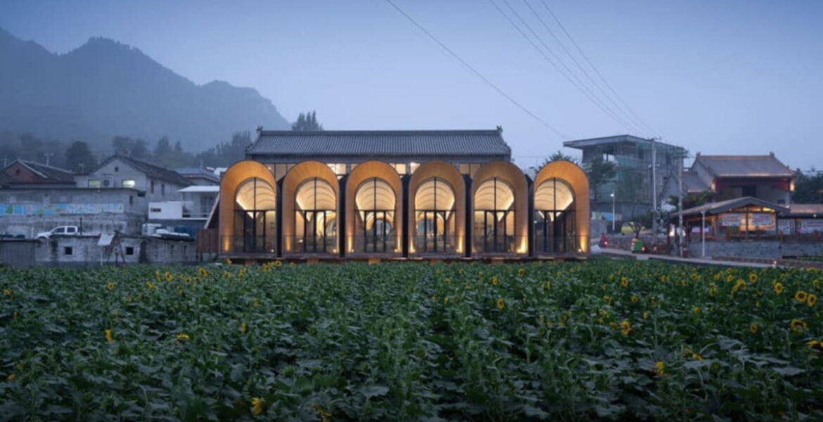 Zaprojektowane przez firmę SYN Architects w wiosce Tiangang Zhixing budynki przekształcone z pierwotnego budynku komitetu wiejskiego, przychodni zdrowia i sceny gminnej.