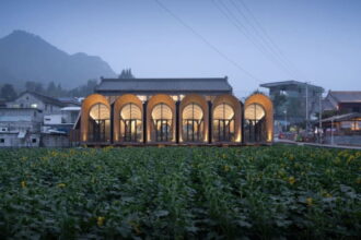 Zaprojektowane przez firmę SYN Architects w wiosce Tiangang Zhixing budynki przekształcone z pierwotnego budynku komitetu wiejskiego, przychodni zdrowia i sceny gminnej.