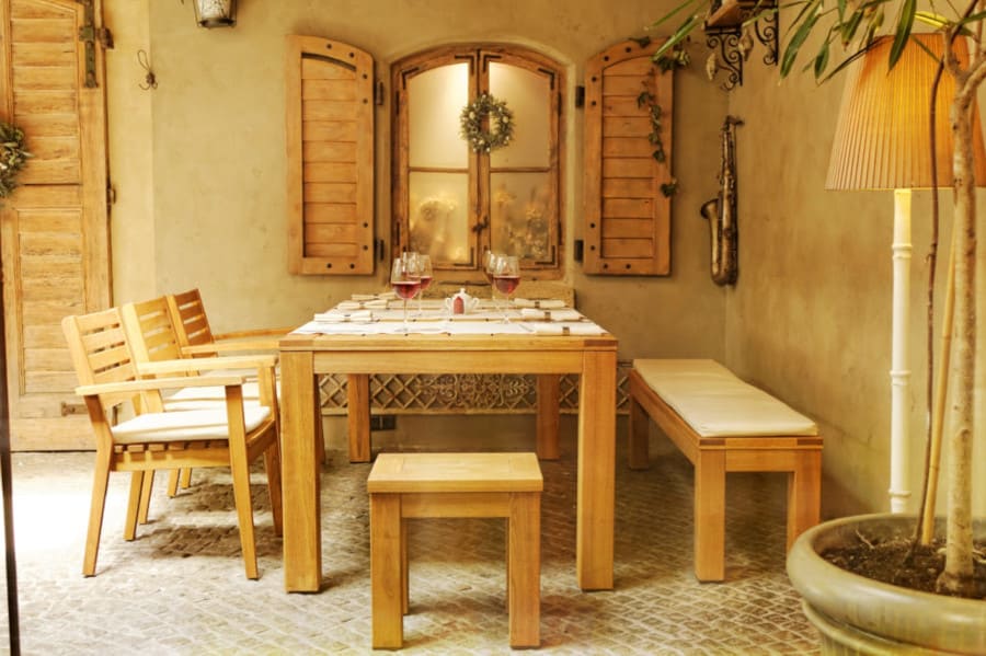 Minimalistyczna i ponadczasowa forma, lite drewno robinii oraz solidna budowa sprawiają, że meble „Caro” firmy Rondo Polska są niezwykle uniwersalne.