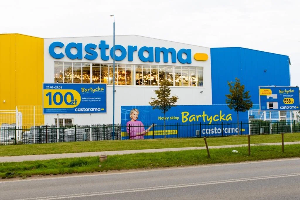 Castorama przy Bartyckiej - widok z zewnątrz.