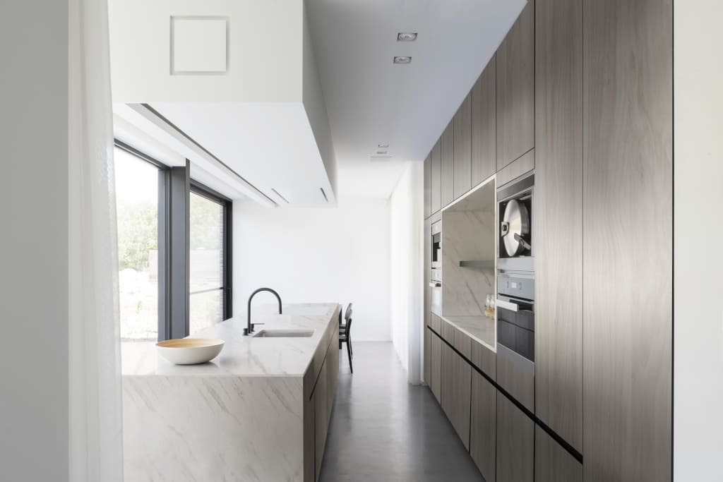 Nowoczesne aranżacje, w których liczy się lekkość, a nierzadko również minimalizm, to idealne miejsce dla cienkich blatów UltraFit Pfleiderer.