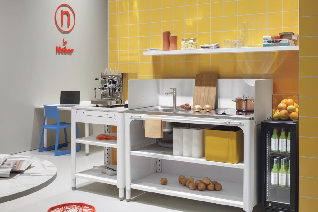 „Concept Kitchen” firmy Naber (Niemcy) hołduje idei „nic do ukrycia”. To otwarte moduły z blachy stalowej dostępne w dwóch wysokościach i szerokościach, które mają regulowane odstępy między półkami.