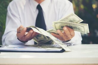 89% Polaków uważa, że długi należy oddawać. Jednocześnie ponad połowa znajduje usprawiedliwienia dla np. przepisywania majątku na rodzinę czy częstych zmian rachunków bankowych, by uciec przed wierzycielem.