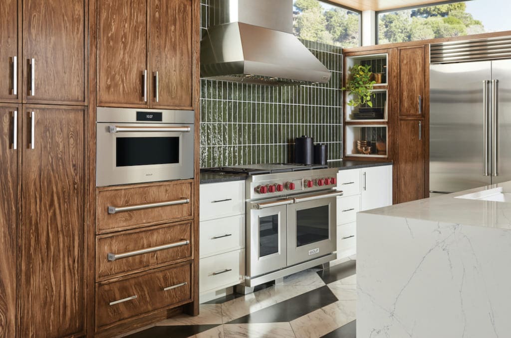 Drewno i luksusowe wykończenia – po tym można poznać amerykańskie kuchnie.
