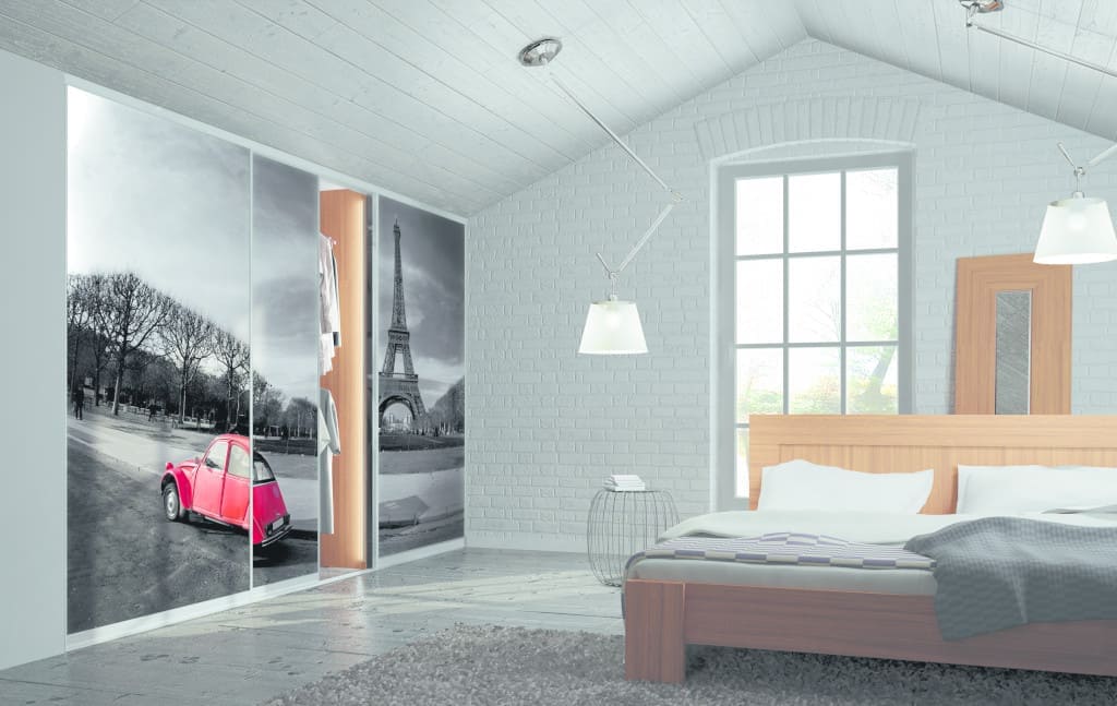 Innowacyjnym rozwiązaniem jest druk UV, czyli druk cyfrowy utrwalany i utwardzany na powierzchni promieniami lampy ultrafioletowej. Na zdjęciu przykład zastosowania druku UV w realizacji Komandor.