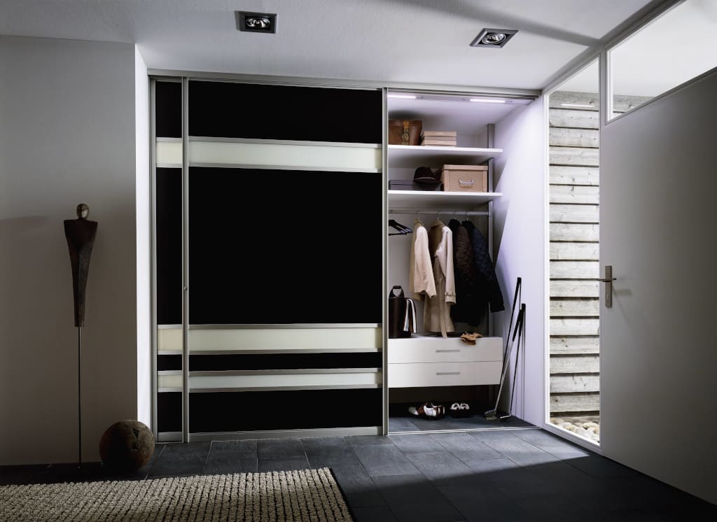 Drzwi przesuwne „S3000” to propozycja firmy Raumplus do przedpokoju. Maksymalny wymiar skrzydła drzwi to 3 m wysokości i 1,8 m szerokości.