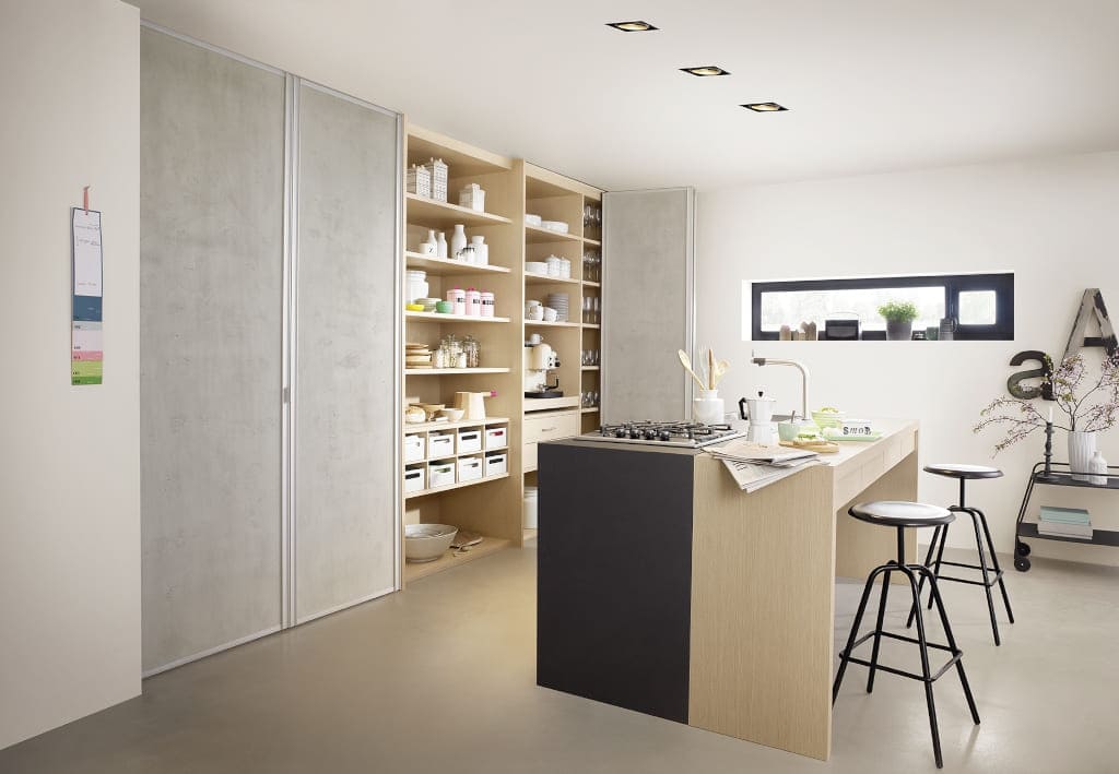 Drzwi składane „S300” marki Raumplus, rama aluminiowa, rodzaj wypełnienia: płyta lub szkło. Wykończenie w powłoce betonowej, która ma 1 mm grubości.