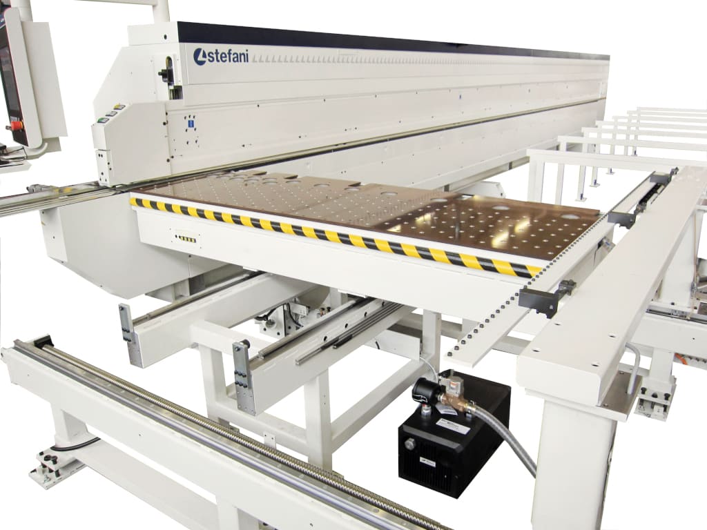 „Easy Order” to nowa gama rozwiązań marki Stefani, dostępnych w ofercie SCM Group, stworzonych w celu ułatwienia załadunku płyt na okleiniarkę i zwiększenia funkcjonalności.