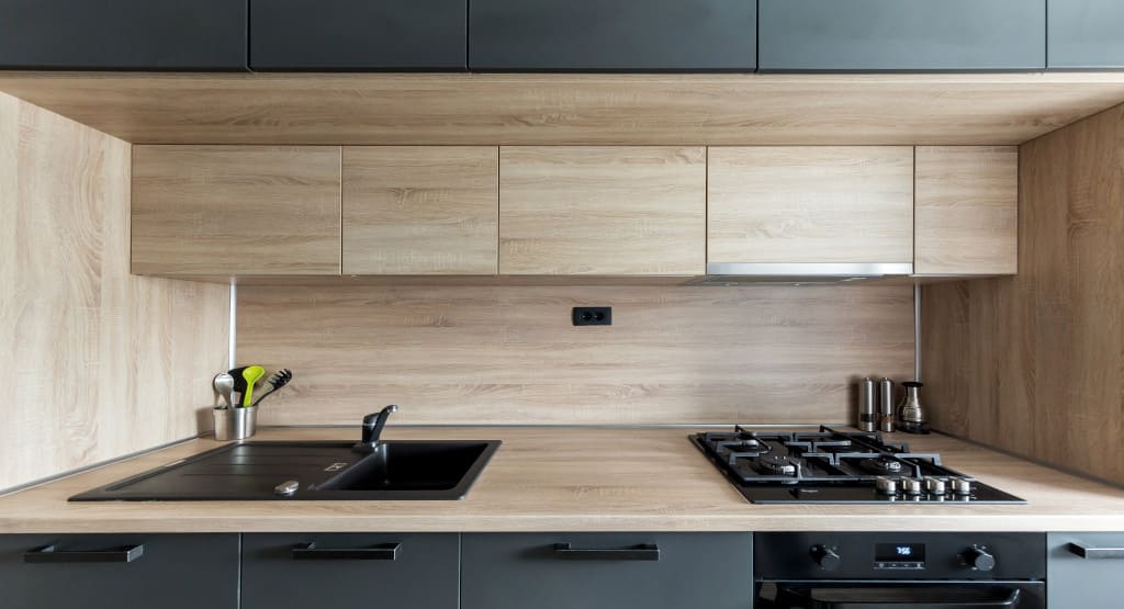 Ponadczasowe blaty robocze postformowane EGGER: dopasowanie dekoru H1145 ST10 Dąb Bardolino naturalny na blacie roboczym oraz panelu wnękowym.