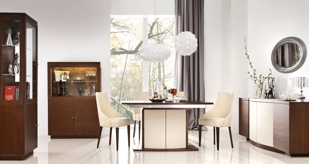 Kolekcja „Elisse” marki Bydgoskie Meble korzysta z oryginalnego rozwiązania – połączenia naturalnej okleiny jesionowej i skóry ekologicznej.