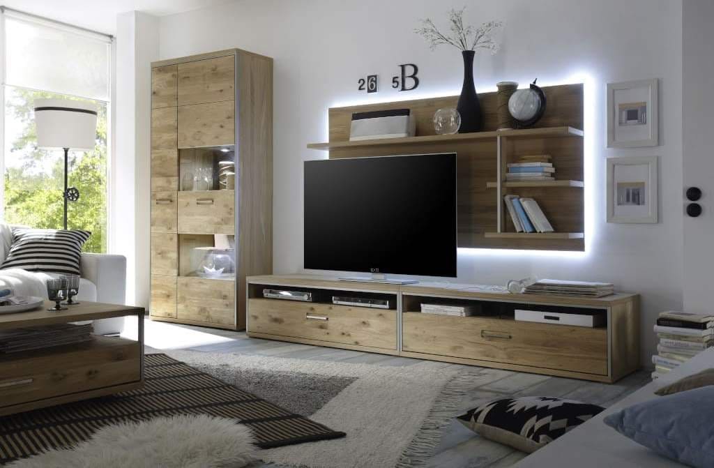 Meble do salonu „Espero” (dystr. MC Akcent) to wiele brył: komody, kredensy wysokie, witryny, szafki RTV, szafki wiszące, półki ścienne, rozsuwany stół i stolik okolicznościowy.