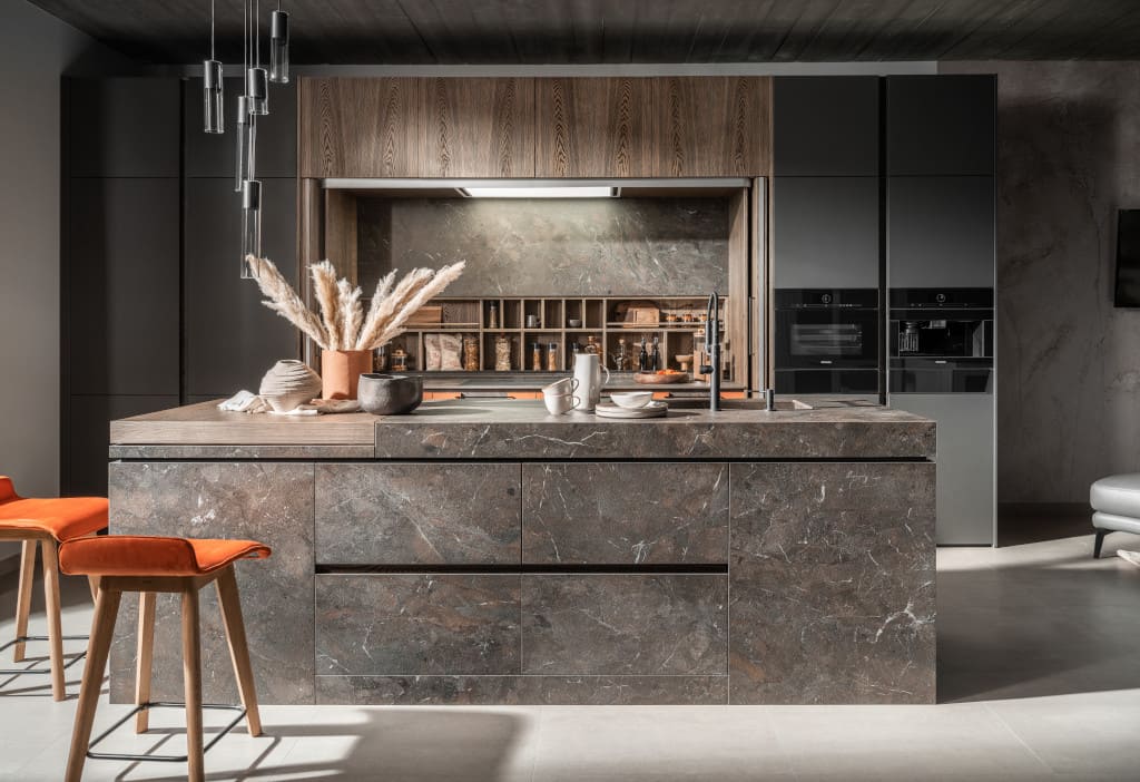 Fenice firmy Halupczok harmonijnie łączy estetykę z funkcjonalnością. Pierwsze skrzypce grają masywne, chowane drzwi z drewna jesionowego.