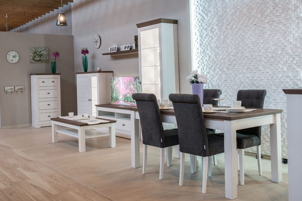 Drewniane meble z kolekcji „Ferra” marki MMI Sleeping wykonane są w modnym w tym sezonie, białym wybarwieniu, w połączeniu z elementami w kolorze „Lava”.