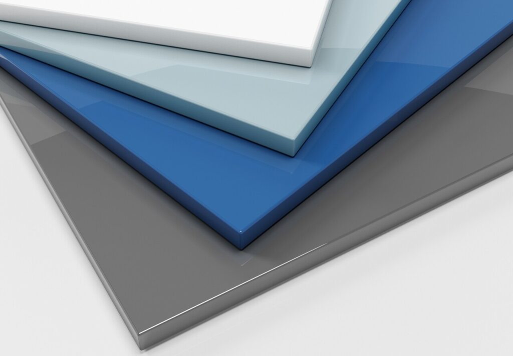 Kluczowym elementem wysokiego połysku jest jego jakość. Przy produkcji tego materiału zachowywany jest szczególny rygor technologiczny, a każda powierzchnia na wysoki połysk jest zabezpieczona do samego końca dodatkową folią ochronną, która jest usuwana po zakończeniu montażu mebli. Na zdjęciu doskonałe wykończenie obrzeża i naroży.