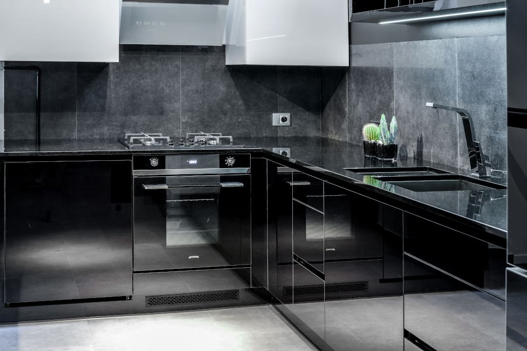 Granit i konglomeraty kwarcowe charakteryzują się wysoką odpornością na uszkodzenia mechaniczne. Oferta blatów z kamienia naturalnego oraz konglomeratów kwarcowych firmy Cavastone.pl jest bardzo szeroka.