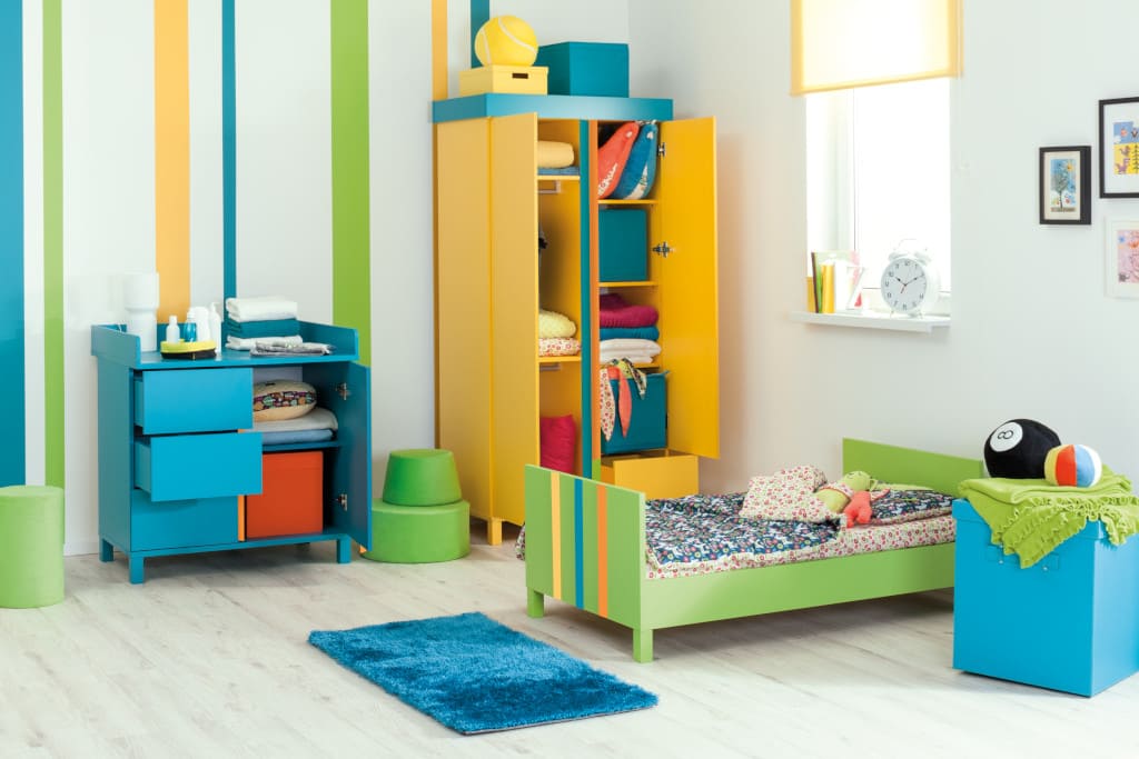 Meble dziecięce „Hometown” marki Meble Vox dostępne są w dwóch wybarwieniach: białym i wielokolorowym.