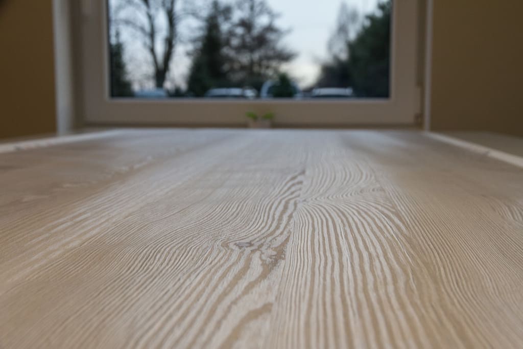 Oferowana przez Interprint folia finish „Ida” z porami synchronicznymi. Jasna, subtelnie wzbogacona biało-srebrzystą tonacją sosna z efektem klejonki. Znakomicie wpisuje się w aktualne wnętrzarskie tendencje.