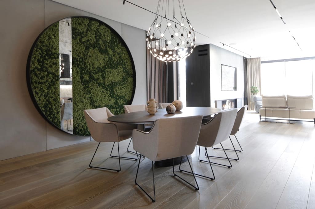Jadalnia to serce domu. Architektki z Tissu Architecture postawiły na okrągły stół z wygodnymi tapicerowanymi krzesłami wokół.