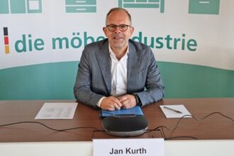 Jan Kurth, dyrektor generalny Stowarzyszenia Niemieckiego Przemysłu Meblarskiego (VDM/VHK), podczas dorocznej biznesowej konferencji prasowej w Kolonii, której tematem był m.in. spadek sprzedaży mebli. Fot. VDM/VHK.