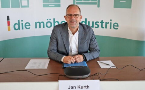 Jan Kurth, dyrektor generalny Stowarzyszenia Niemieckiego Przemysłu Meblarskiego (VDM/VHK), podczas dorocznej biznesowej konferencji prasowej w Kolonii, której tematem był m.in. spadek sprzedaży mebli. Fot. VDM/VHK.