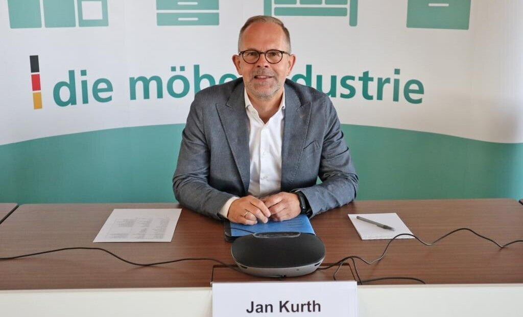 Jan Kurth, dyrektor generalny Stowarzyszenia Niemieckiego Przemysłu Meblarskiego (VDM/VHK), podczas dorocznej biznesowej konferencji prasowej w Kolonii, której tematem był m.in. spadek sprzedaży mebli. Fot. VDM/VHK.