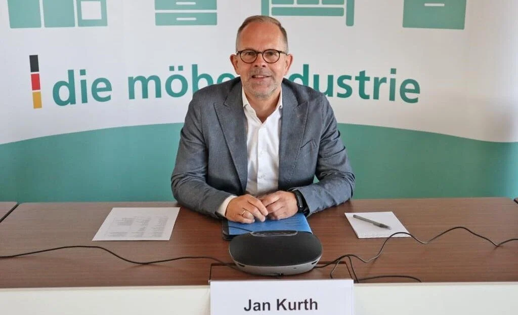 Jan Kurth, dyrektor generalny Stowarzyszenia Niemieckiego Przemysłu Meblarskiego (VDM/VHK), podczas dorocznej biznesowej konferencji prasowej w Kolonii, której tematem był m.in. spadek sprzedaży mebli. Fot. VDM/VHK.