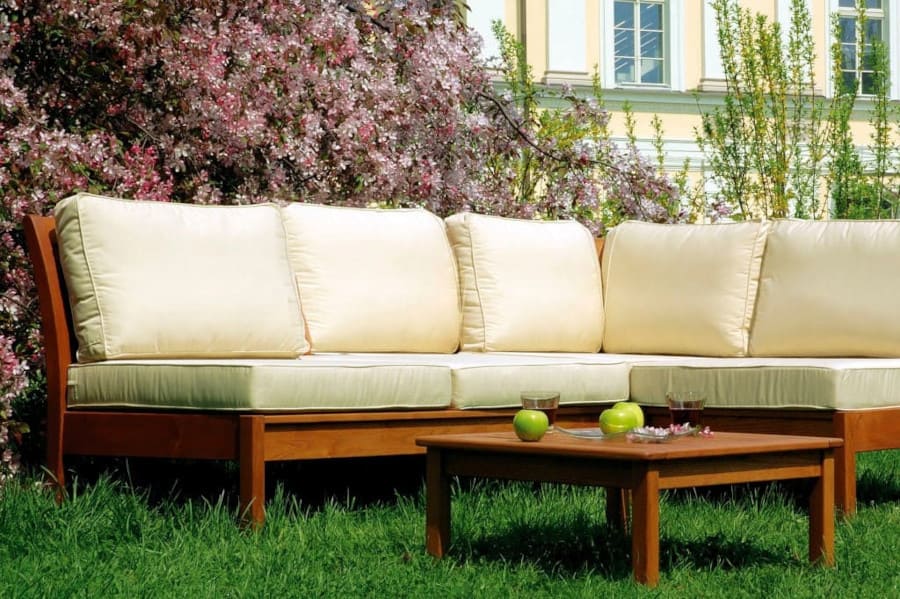 Meble „Kamea” marki Haste Garden (prod. Haste Trade & Design) wykonane są z masywnego drewna robinii (akacji) i wyposażone w wysokiej jakości poduchy.