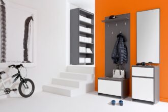 Lekkie w formie, pozbawione zbędnych detali meble z kolekcji „Fini” firmy Black Red White sprawią, że przedpokój nabierze nowoczesnego wyrazu a przestrzeń będzie uporządkowana.