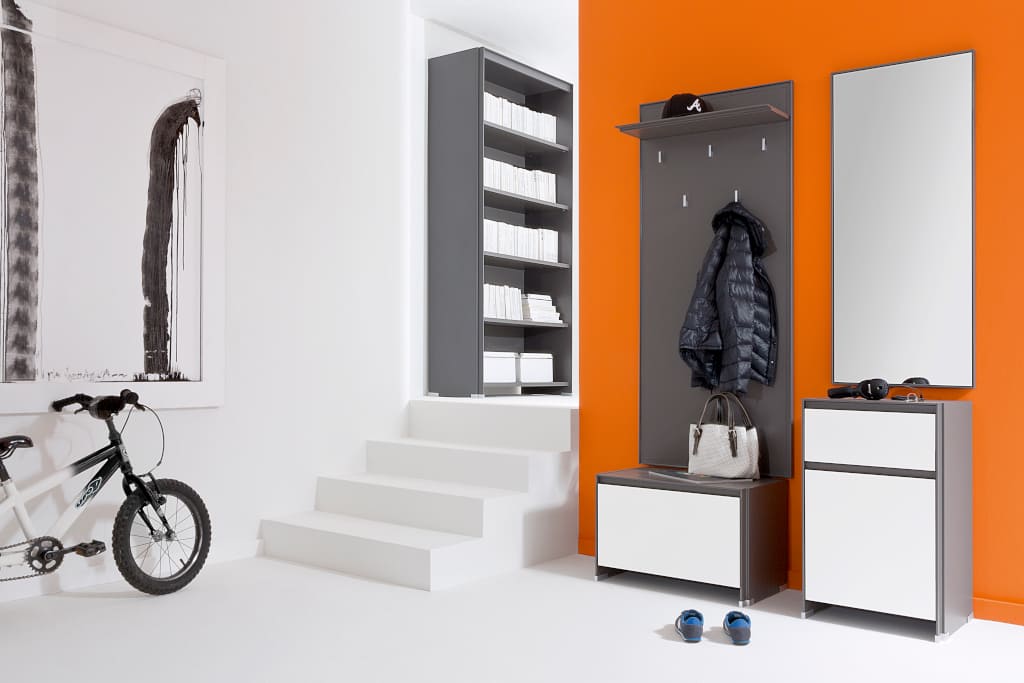 Lekkie w formie, pozbawione zbędnych detali meble z kolekcji „Fini” firmy Black Red White sprawią, że przedpokój nabierze nowoczesnego wyrazu a przestrzeń będzie uporządkowana.