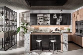 Wyważone proporcje, naturalne materiały oraz wyrafinowana, nieco surowa forma kolekcji Madera od Halupczok to elegancja i luksus bez ostentacji.