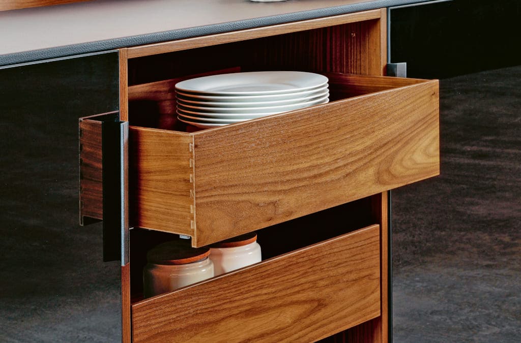 Komoda next125 została zaprojektowana do użytku w różnych warunkach domowych, takich jak kuchnia, jadalnia czy salon. Prod. Schüller Möbelwerk.