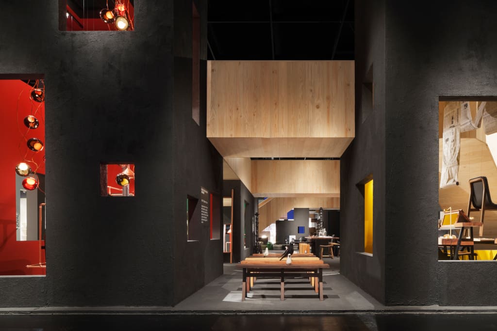 Poszczególne pokoje rozdzielają wąskie przejścia. Na ławkach „Communal” (proj. Neri & Hu, prod. De la Espada”) rozsiadły się ptaszki z kolekcji „Eames House Bird” (prod. Vitra).