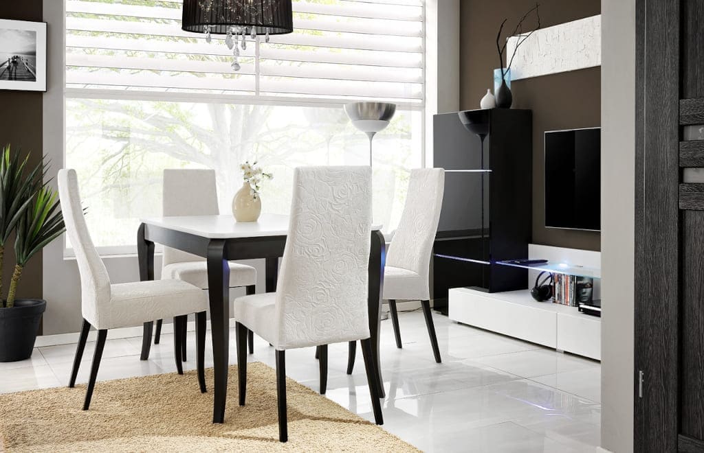 Tapicerowane krzesło „Bali” doskonale prezentuje ze stołem „Bravo”, wyróżniającym się klasyczną linią i lekko stylizowaną sylwetką. Producentem krzesła „Bali” i stołu „Bravo” jest firma Halex.