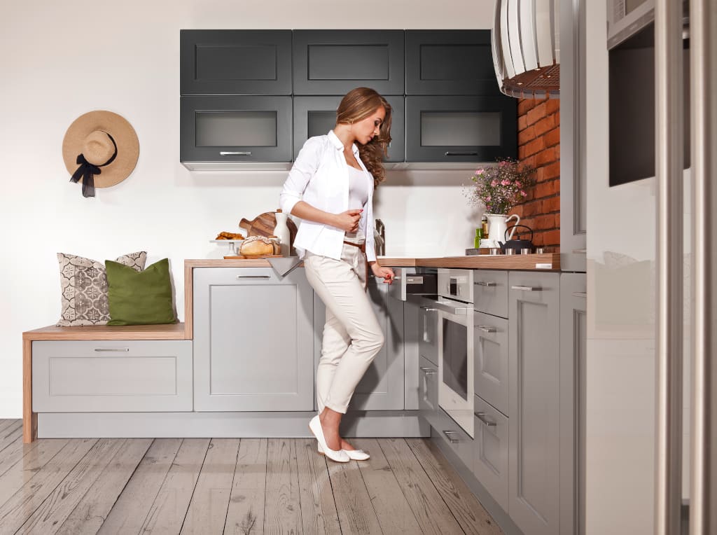 W kuchni „Ambra Popiel” marki WFM Kuchnie (Grupa Szynaka Meble) pojemna strefa zapasów została skomponowana na zasadzie syntezy nowoczesnej lodówki „side by side” z klasycznymi szafami spiżarnianymi.