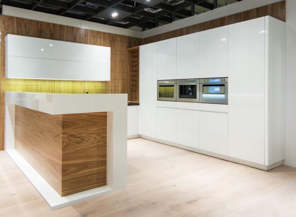 Kuchnia „Bianco Naturale” (proj. Łucja Dwornicka, prod. Anegre) wyposażona jest w system narożny „Revo”, system „Le Mans”, elektrycznie otwierane, przeszklone szuflady i elektrycznie otwierane cargo.