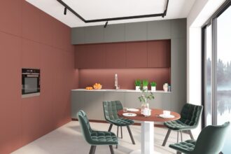 Aranżacja przestrzeni kuchennej z wykorzystaniem frontów wykonanych z płyty HUBERTUS SUPER MAT w najnowszych dekorach: czerwony 3493 oraz zielony 5406.