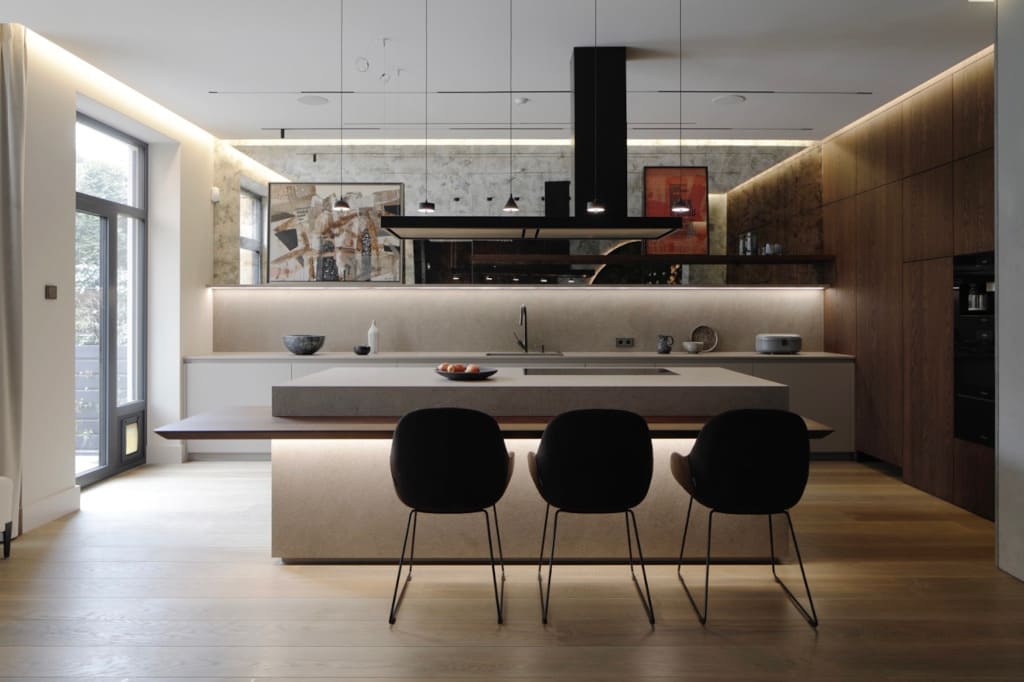 W części kuchennej na pierwszy plan architektki z Tissu Architecture wysunęły dużą wyspę kuchenną z wyrazistym czarnym okapem powyżej.