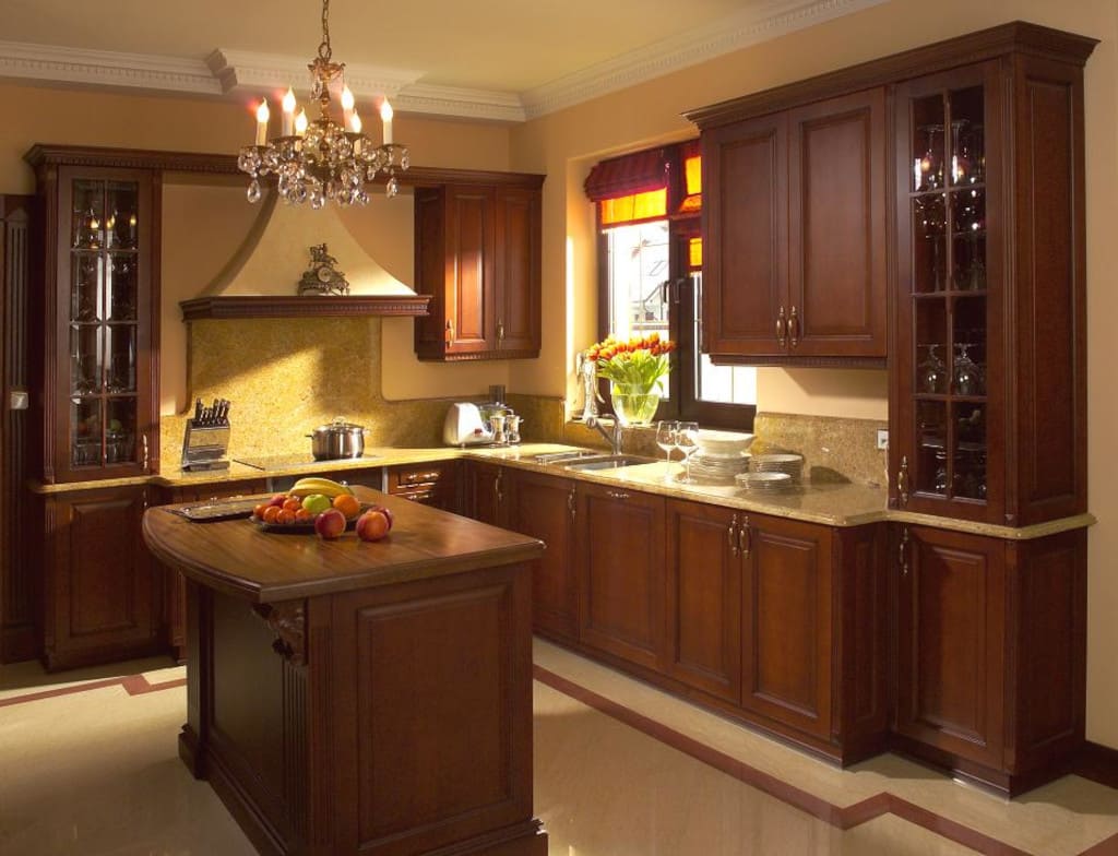 Zaprojektowanie wyspy jest możliwe także w przypadku niewielkich wnętrz. Tu zabudowa kuchenna w kształcie litery L uzupełniona małą wyspą. Producentem kuchni jest firma Tossi.