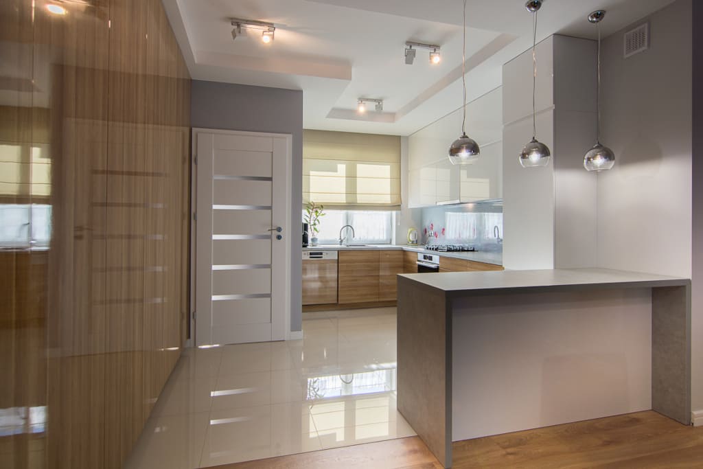 Jasne meble kuchenne cieszą się dużą popularnością. Kuchnia wykonana przez firmę Tobo jest nowoczesna i przytulna. Łączy cechy praktyczne i estetyczne.