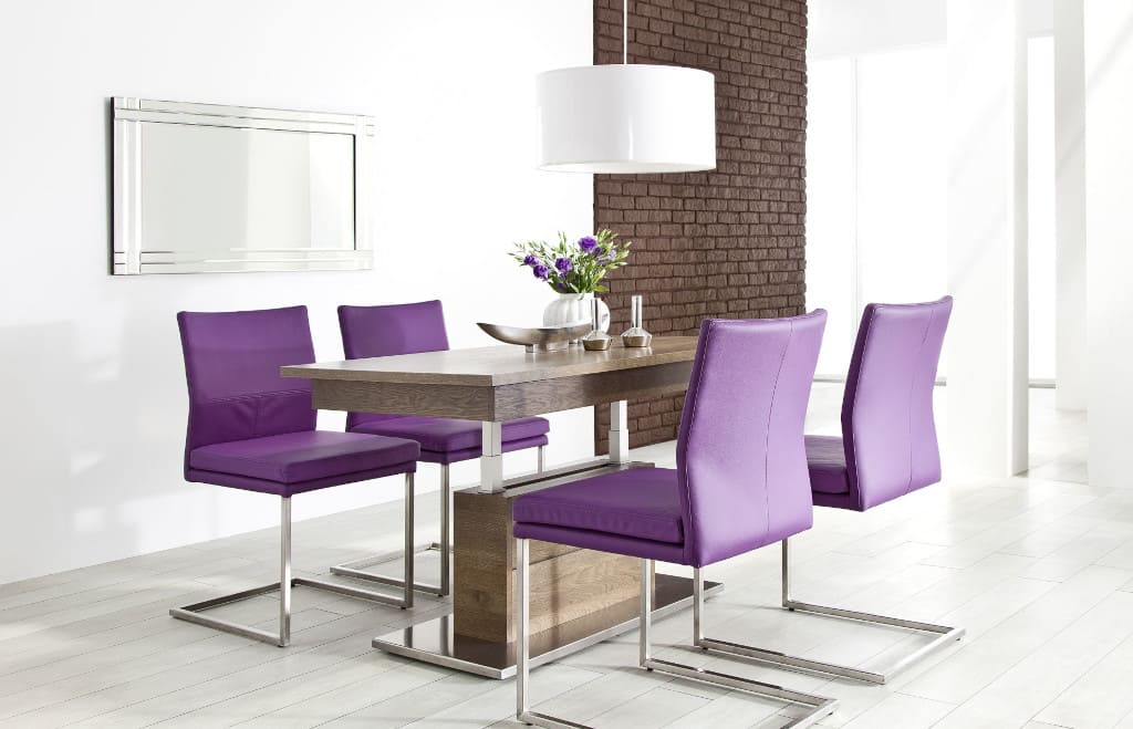 Osadzone na stabilnej kolumnie ławostoły „Convert” to propozycja firmy Meble Matkowski. W widocznej na zdjęciu aranżacji towarzyszą mu tapicerowane krzesła „Vita M”.