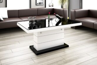 Blat i podstawę ławostołu „Matera Lux” firmy Hubertus połączono solidną kolumną. Rozłożenie mebla zostało znacznie uproszczone i zoptymalizowane dzięki zastosowaniu podnośników gazowych.