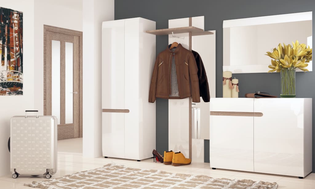 „Linate” to oryginalna i nowoczesna kolekcja marki Meble Wójcik. Całość utrzymana jest w białej kolorystyce, uzupełnionej eleganckimi aplikacjami w kolorze „Trufla”.